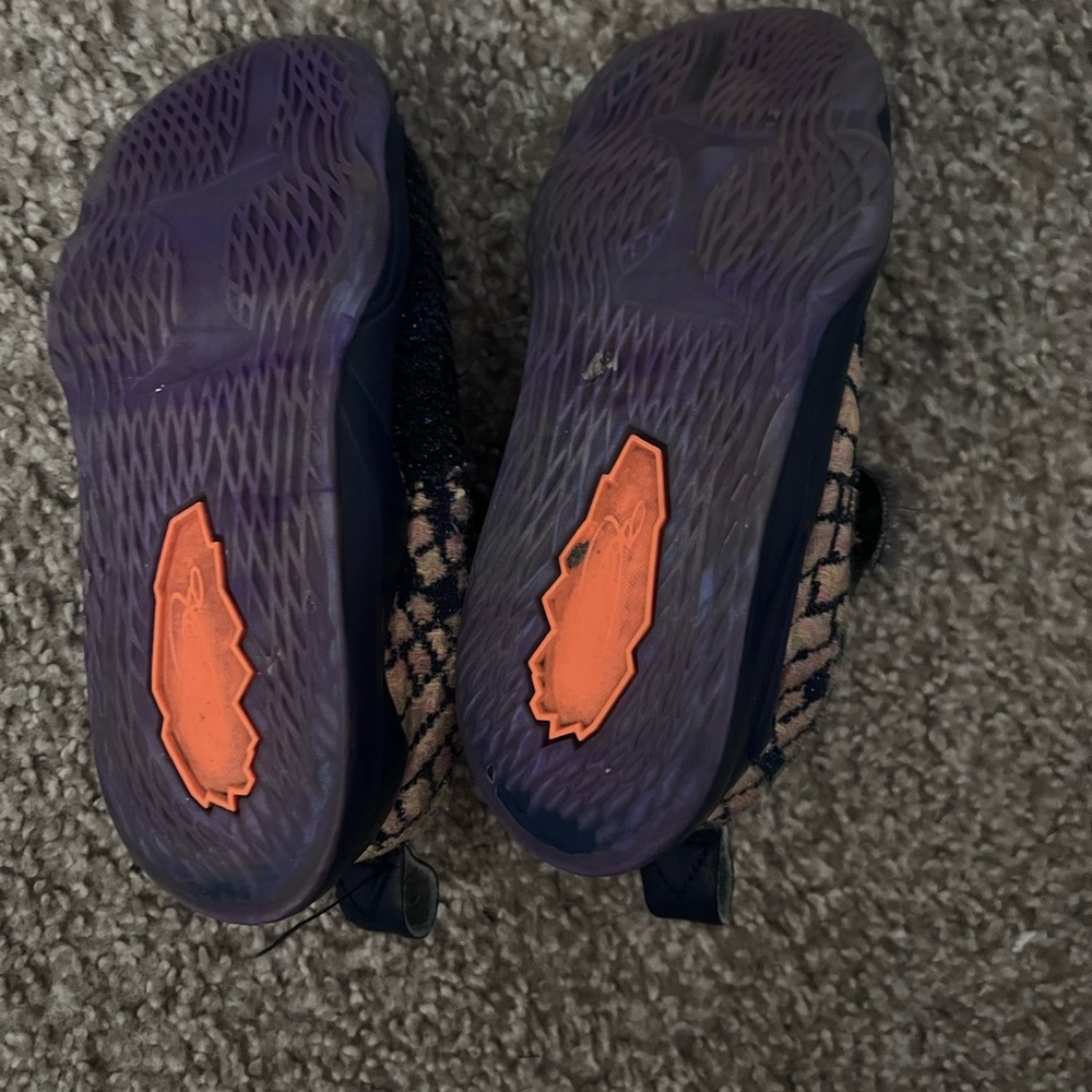 Nike Lebron toddler shoes - Picture 2 of 6